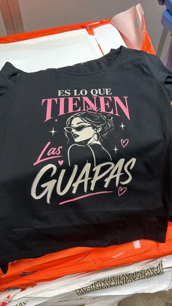 Camiseta negra personalizada con mensaje y diseño a todo color
