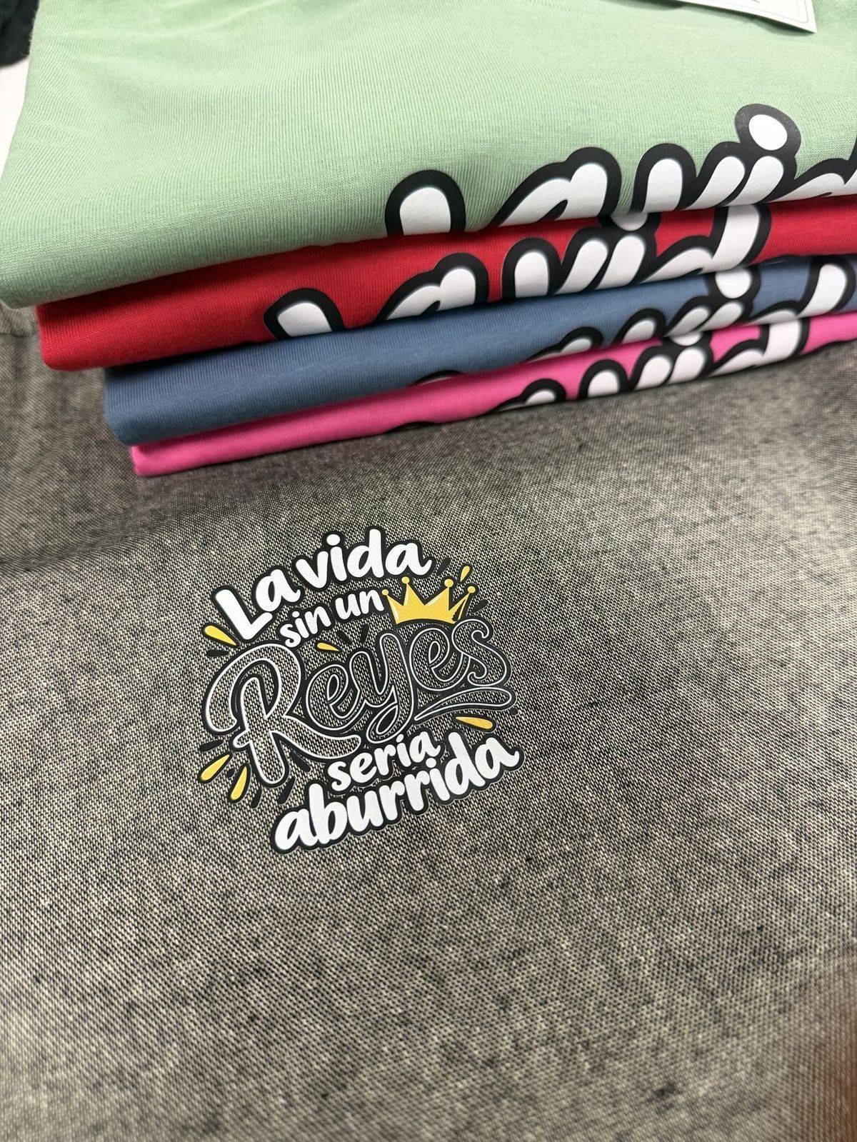 Camisetas personalizadas de colores con impresión a todo color hechas en Gráficas Rojas