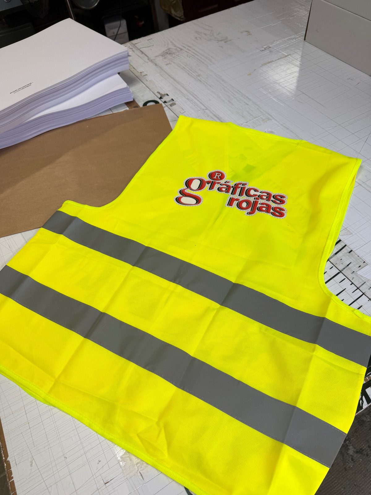 Chaleco de alta visibilidad amarillo personalizado con el logo de Gráficas Rojas