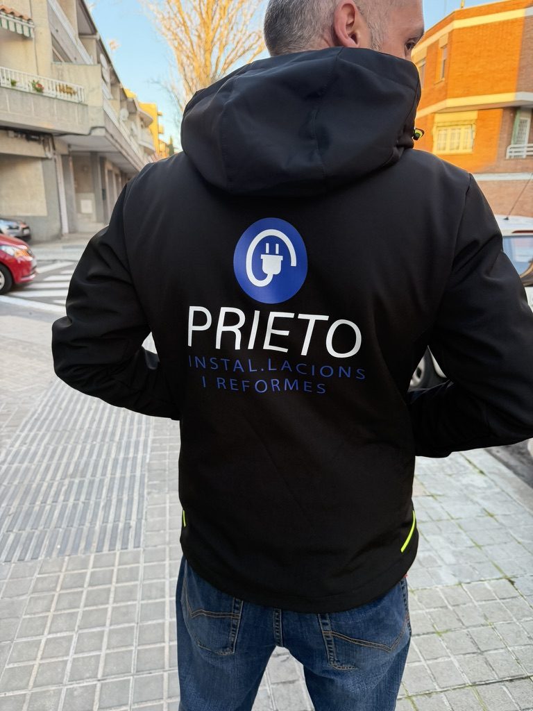 Chaqueta softshell negra personalizada con logo de empresa a la espalda
