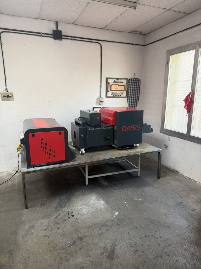 Nueva máquina de personalización textil en el taller de Gráficas Rojas en Barberà del Vallès