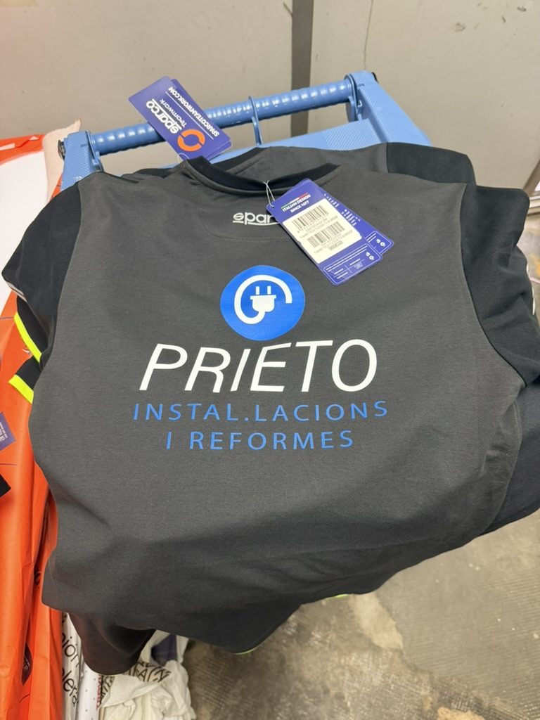 Polo de trabajo personalizado para empresa de instalaciones y reformas