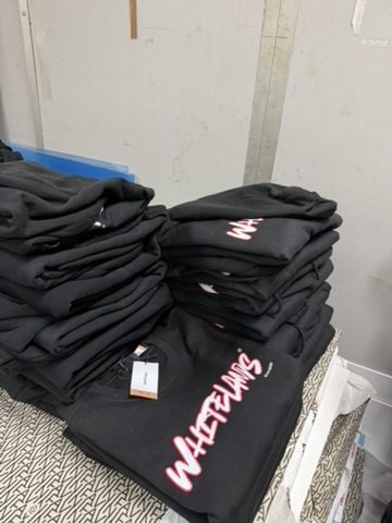 Pedido de sudaderas negras personalizadas para marca